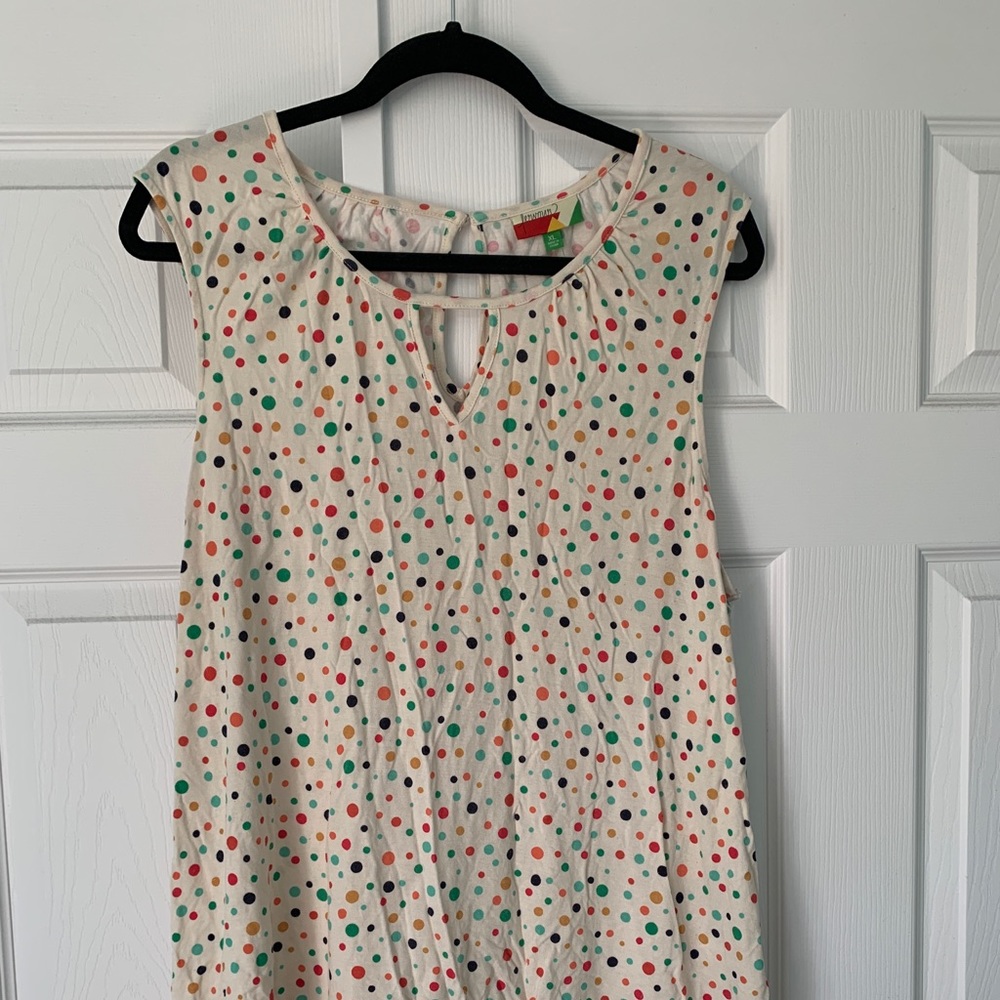 Polka dot shell with neckline cut-out